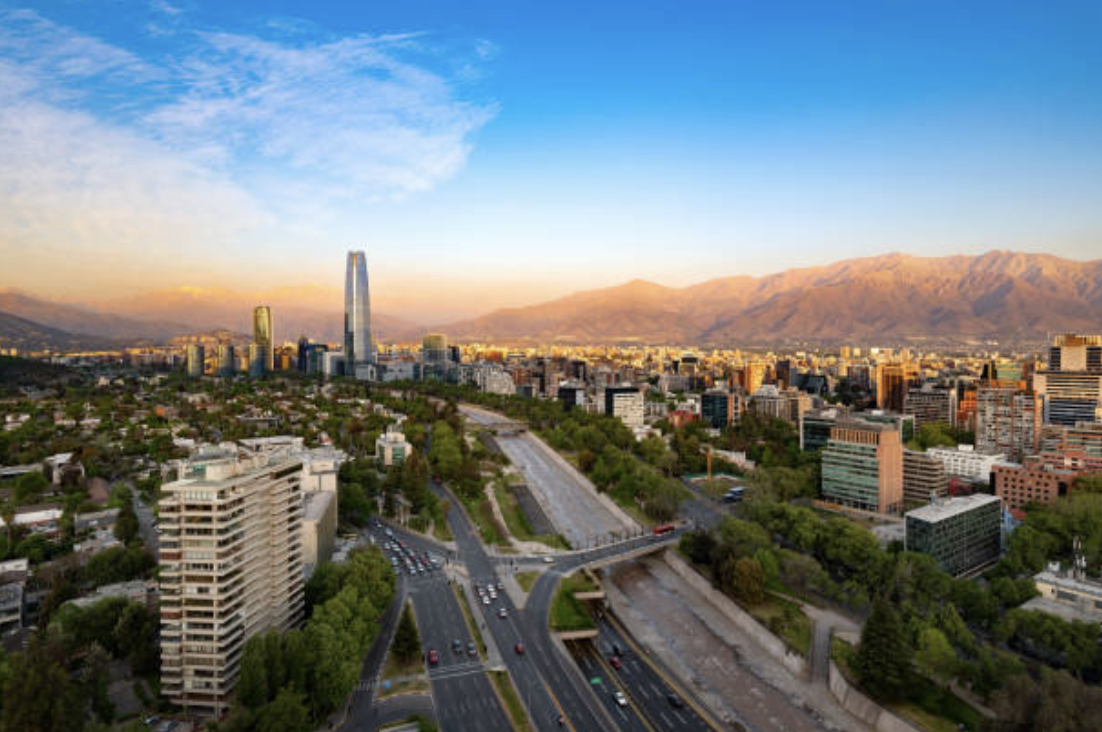 Vista urbana de Santiago con cordillera de fondo
